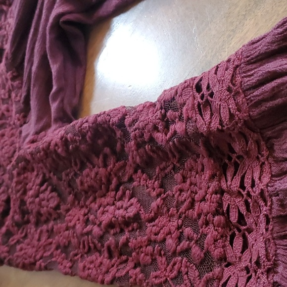 Beautiful burgundy flowy Mudd top - Picture 3 of 10